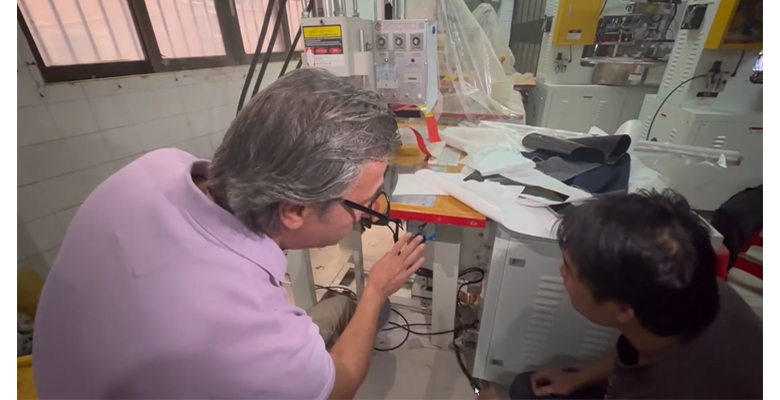 振嘉高周波師傅指導外國友人